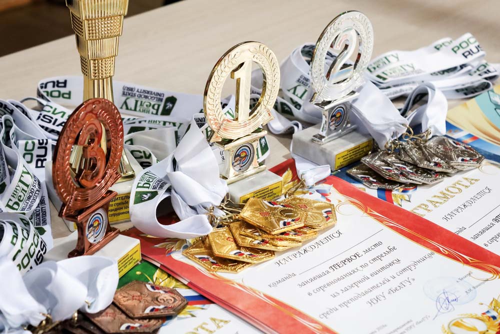 В НИУ «БелГУ» прошли соревнования по стрельбе из лазерной винтовки среди преподавателей и сотрудников