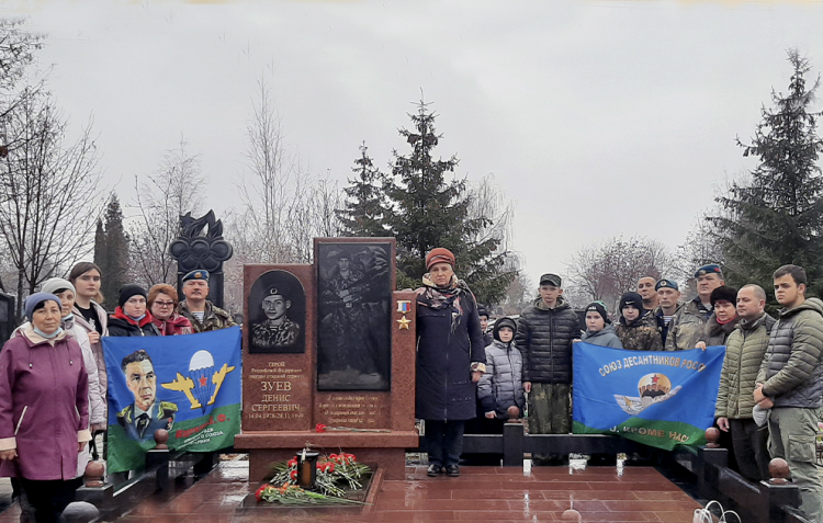 События НИУ «БелГУ» активисты ниу «белгу» почтили память героя россии дениса зуева