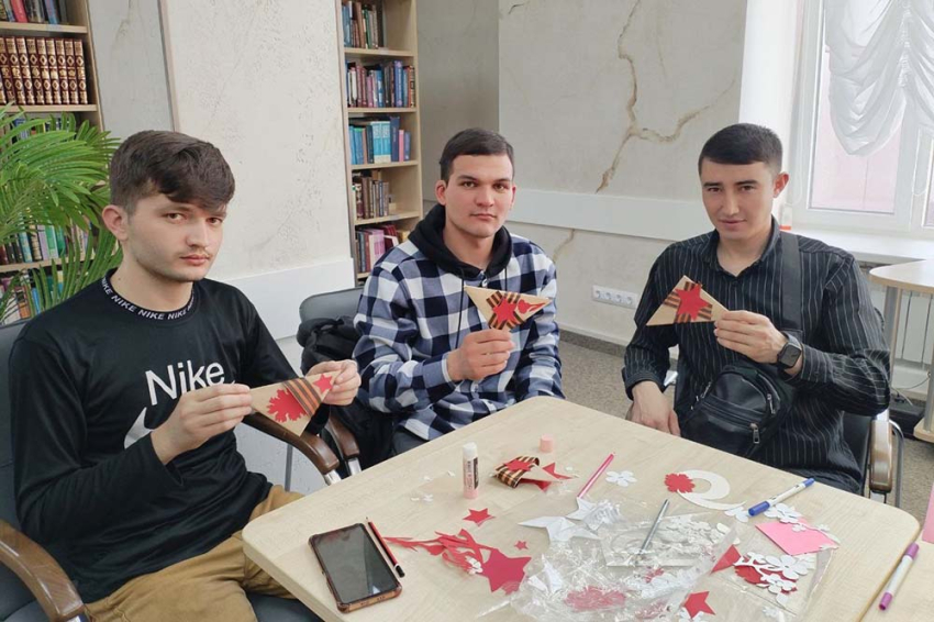 В НИУ «БелГУ» провели мастер-класс по изготовлению «солдатских треугольников» События НИУ «БелГУ» в ниу «белгу» провели мастер-класс по изготовлению «солдатских треугольников»